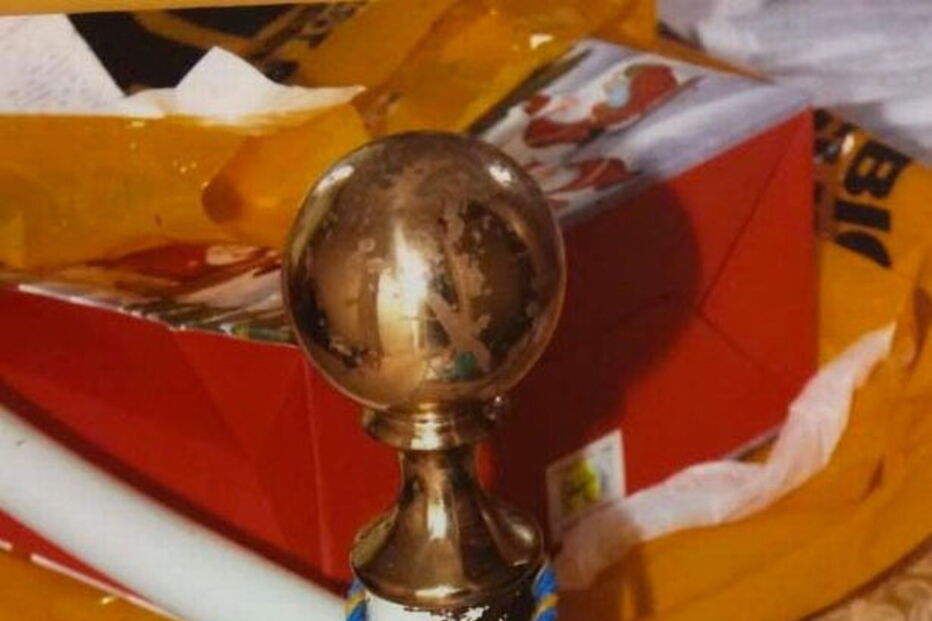 Criança era deixada presa com uma corda no quarto, sem comida nem água