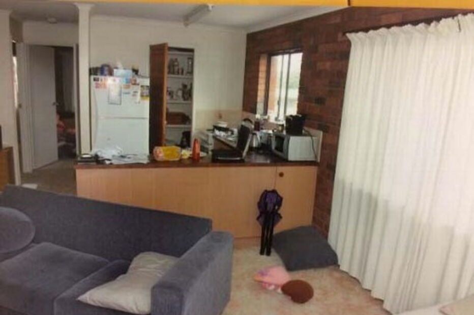 Criança era deixada presa com uma corda no quarto, sem comida nem água