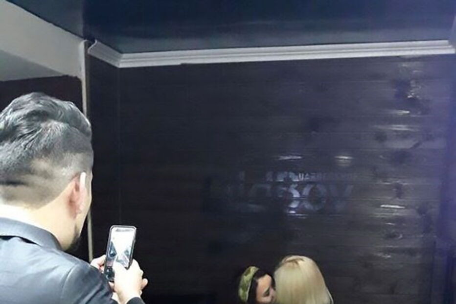 Strippers foram recrutadas para cortar cabelo aos clientes da Old Bay