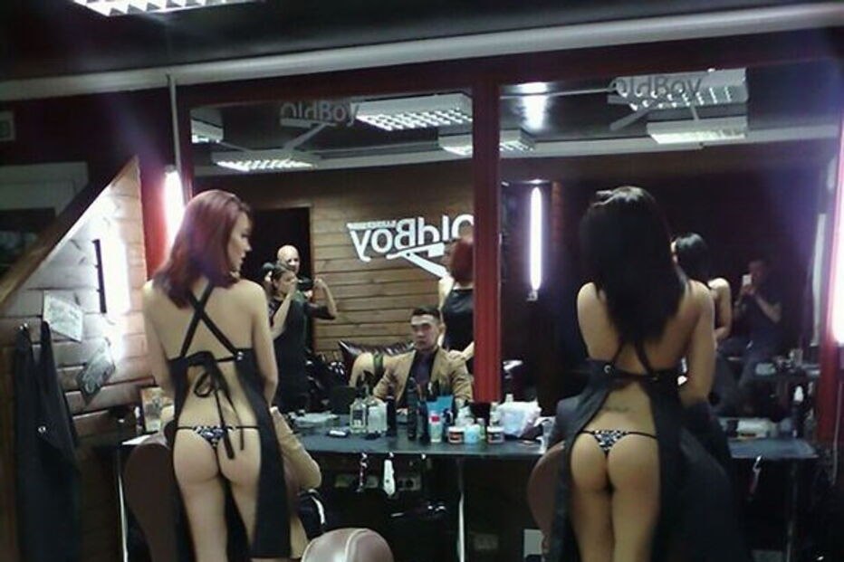 Strippers foram recrutadas para cortar cabelo aos clientes da Old Boy