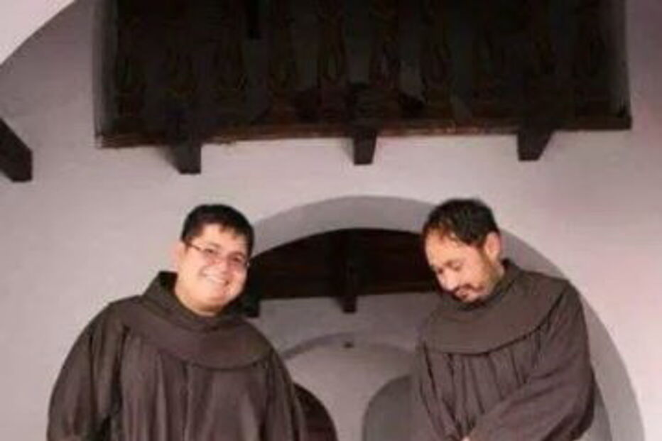 Schnauzer chama-se Frei Bigode já tem um hábito para vestir