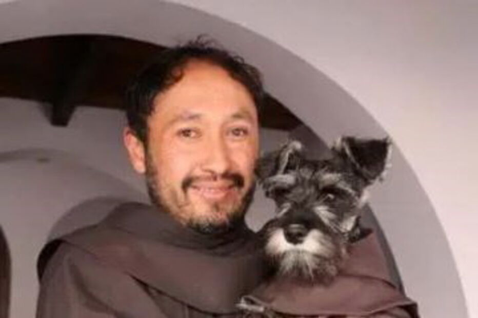 Schnauzer chama-se Frei Bigode já tem um hábito para vestir