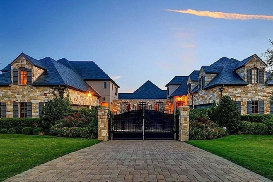 Selena Gomez vende casa por três milhões