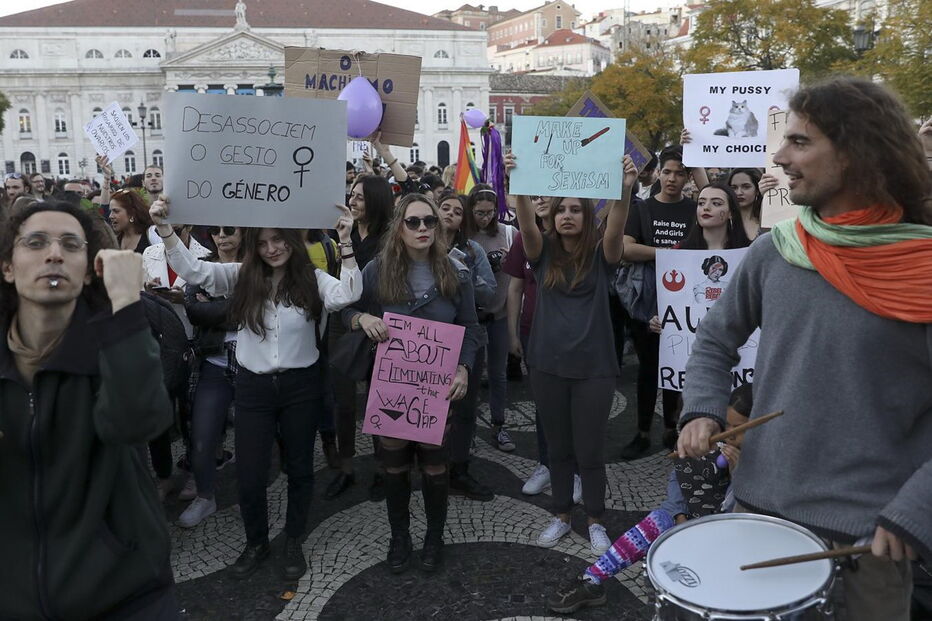 Centenas manifestaram-se no Rossio pelos direitos das mulheres