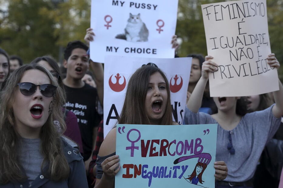 Centenas manifestaram-se no Rossio pelos direitos das mulheres