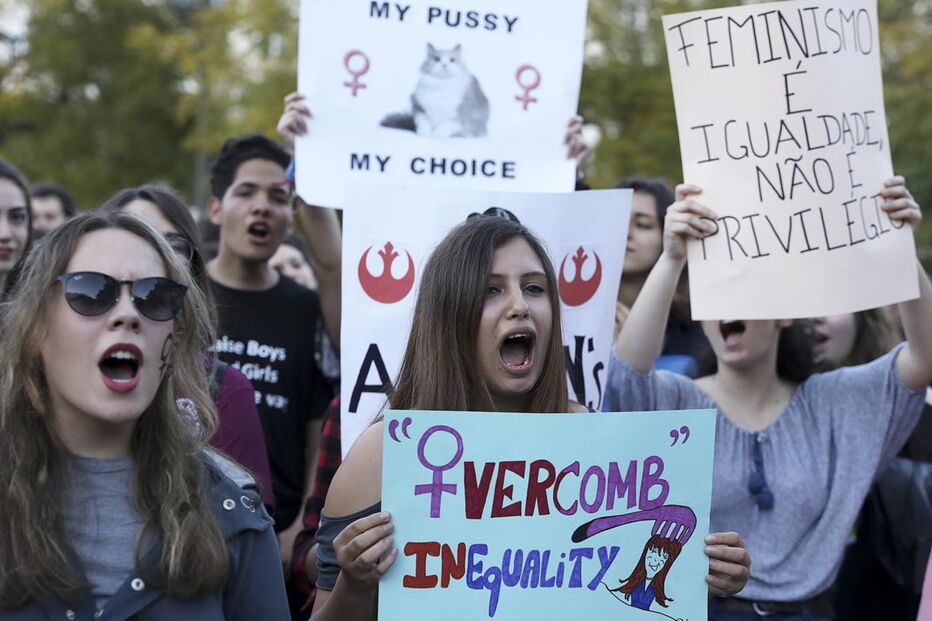 Centenas manifestaram-se no Rossio pelos direitos das mulheres