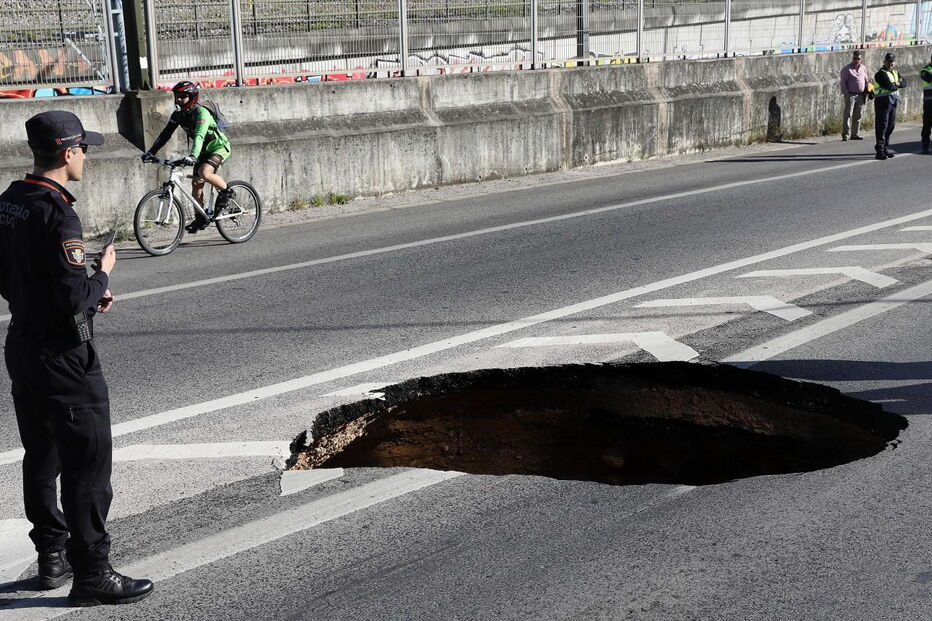 Cratera corta circulação na Avenida de Ceuta