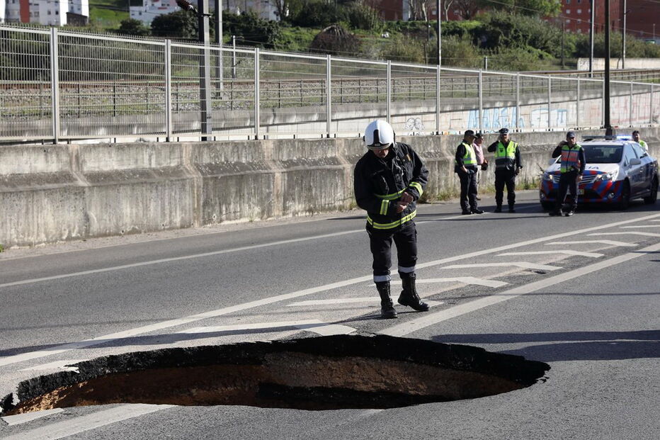 Cratera corta circulação na Avenida de Ceuta