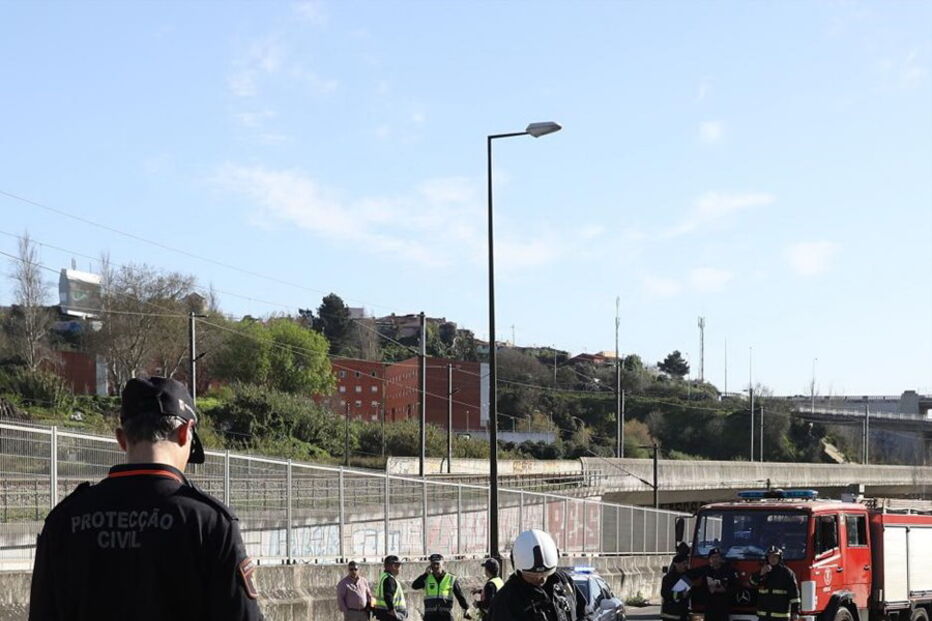 Cratera corta circulação na Avenida de Ceuta
