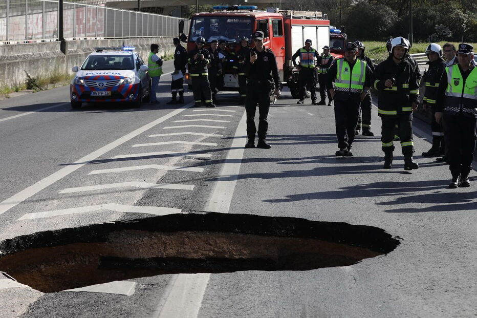 Cratera corta circulação na Avenida de Ceuta