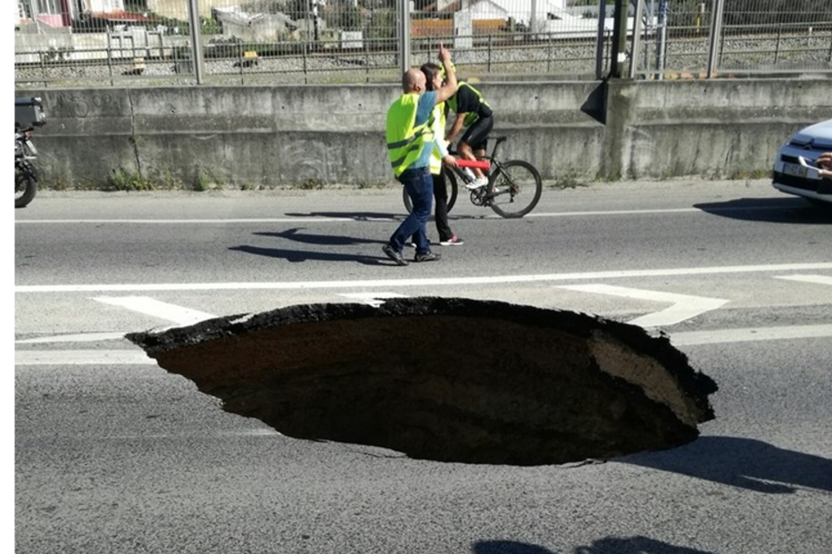 Cratera corta circulação na Avenida de Ceuta
