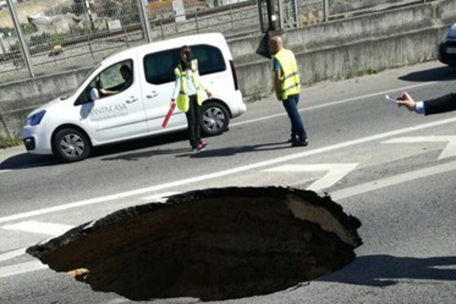 Cratera corta circulação na Avenida de Ceuta