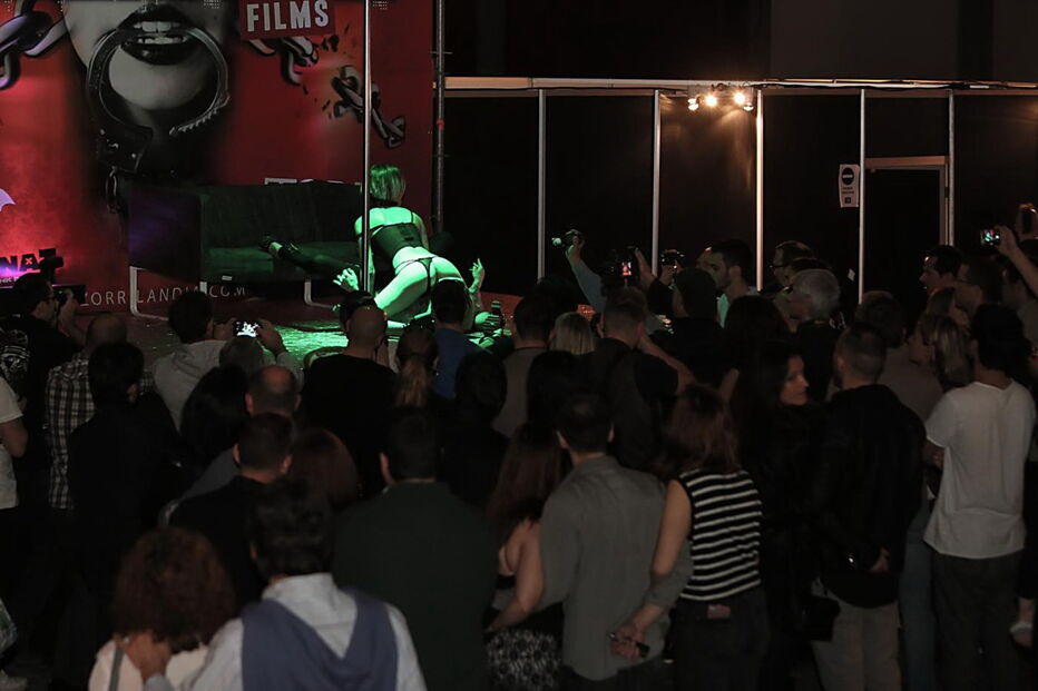 Atores e atrizes porno mostram ousadia em espectáculos de striptease, sexo ao vivo, sado-masoquismo. Sensualidade é palavra de ordem