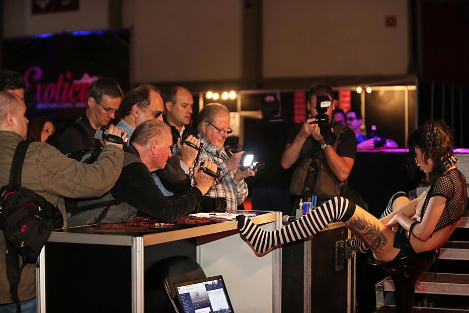 Atores e atrizes porno mostram ousadia em espectáculos de striptease, sexo ao vivo, sado-masoquismo. Sensualidade é palavra de ordem