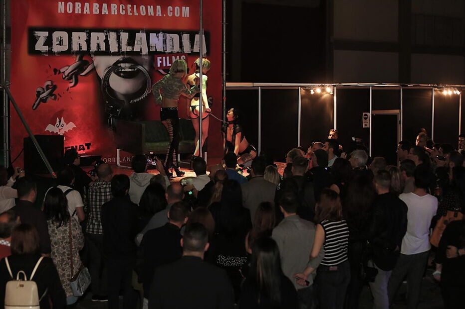 Atores e atrizes porno mostram ousadia em espectáculos de striptease, sexo ao vivo, sado-masoquismo. Sensualidade é palavra de ordem