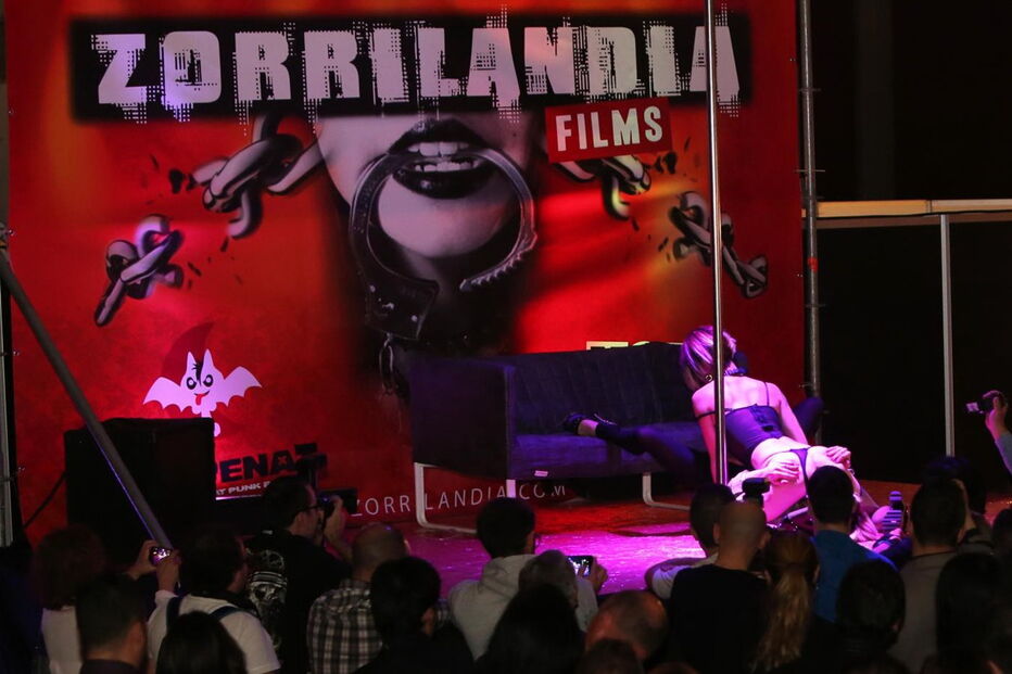 Atores e atrizes porno mostram ousadia em espectáculos de striptease, sexo ao vivo, sado-masoquismo. Sensualidade é palavra de ordem