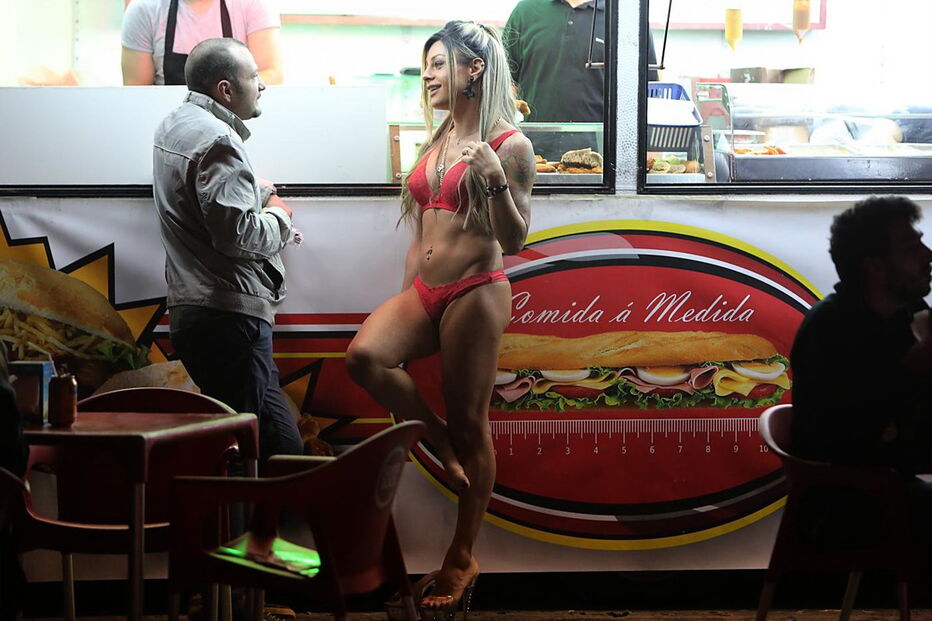 Atores e atrizes porno mostram ousadia em espectáculos de striptease, sexo ao vivo, sado-masoquismo. Sensualidade é palavra de ordem