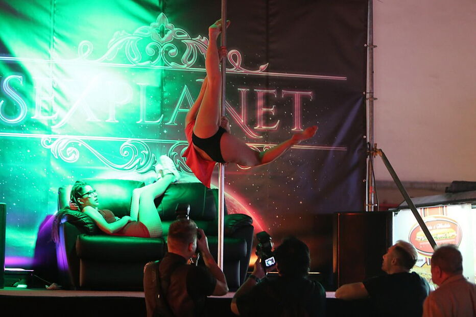 Atores e atrizes porno mostram ousadia em espectáculos de striptease, sexo ao vivo, sado-masoquismo. Sensualidade é palavra de ordem