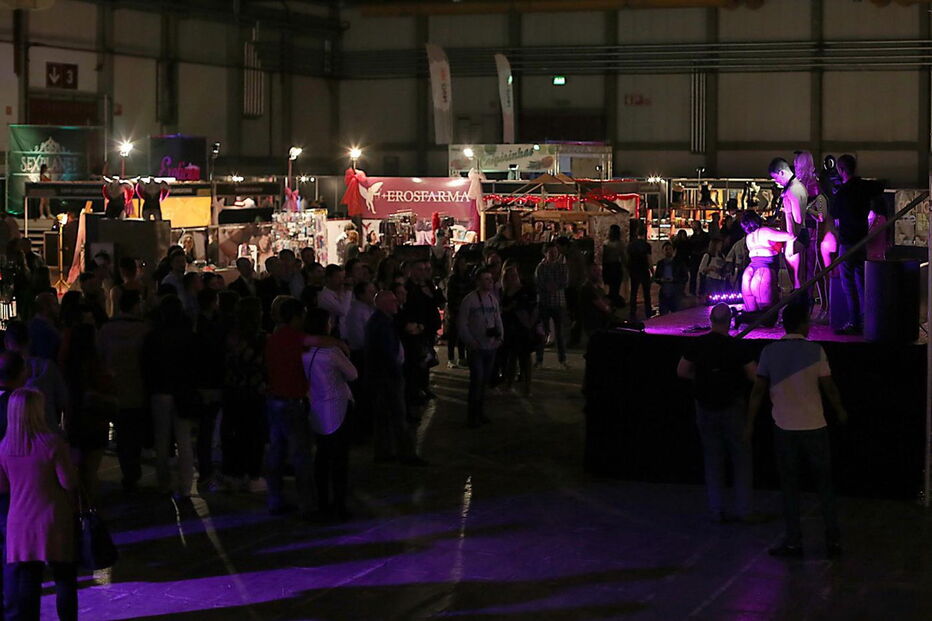 Atores e atrizes porno mostram ousadia em espectáculos de striptease, sexo ao vivo, sado-masoquismo. Sensualidade é palavra de ordem