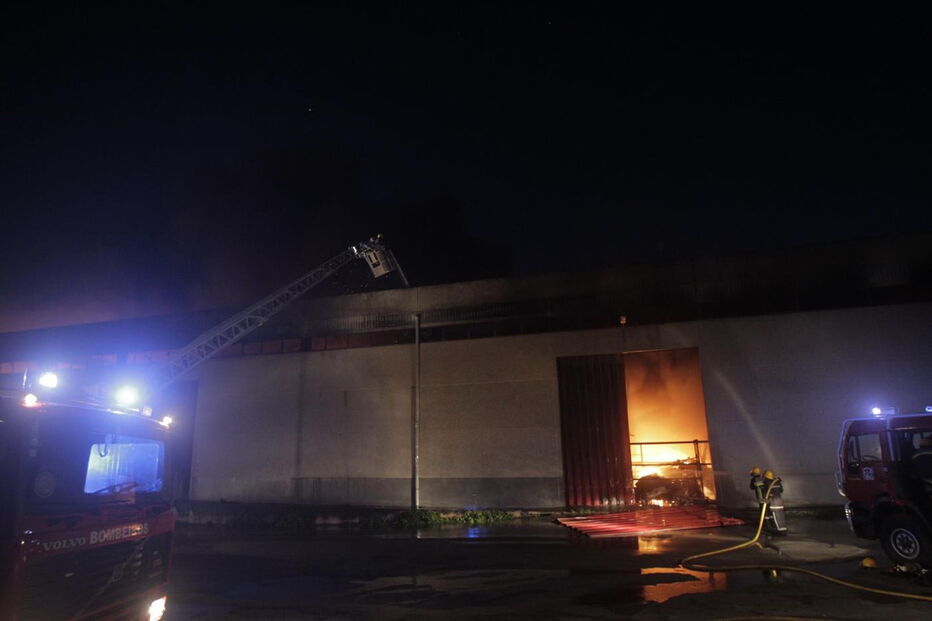 Incêndio destrói armazém comercial