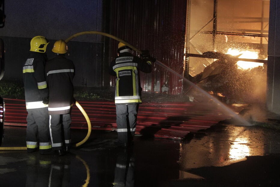 Incêndio destrói armazém comercial
