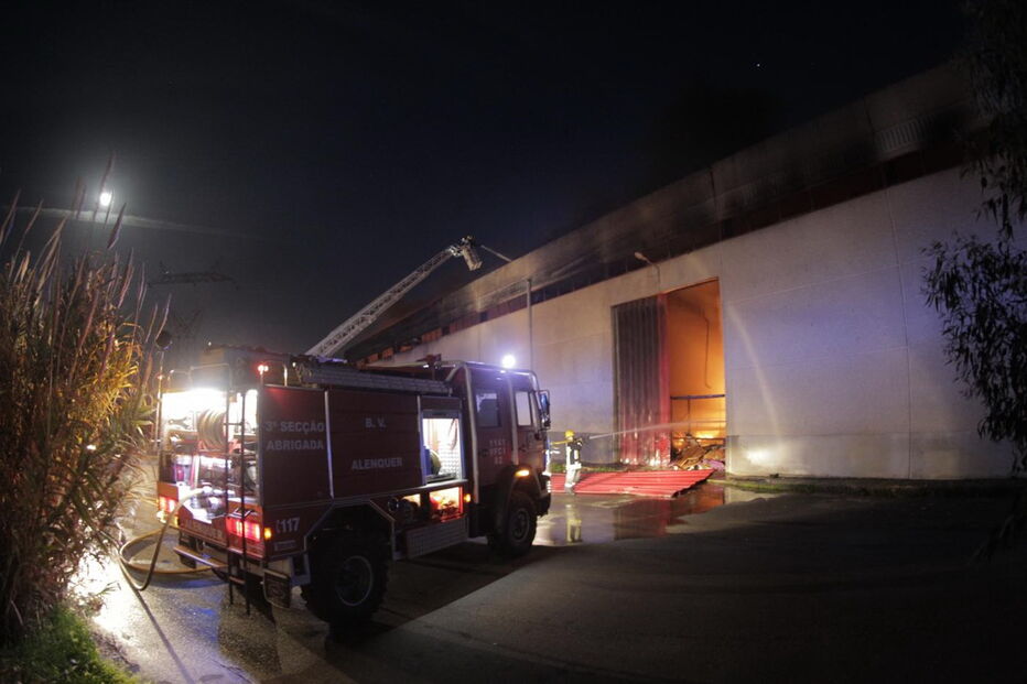 Incêndio destrói armazém comercial