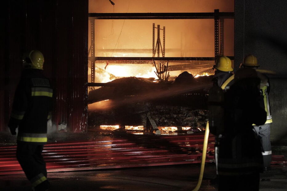 Incêndio destrói armazém comercial
