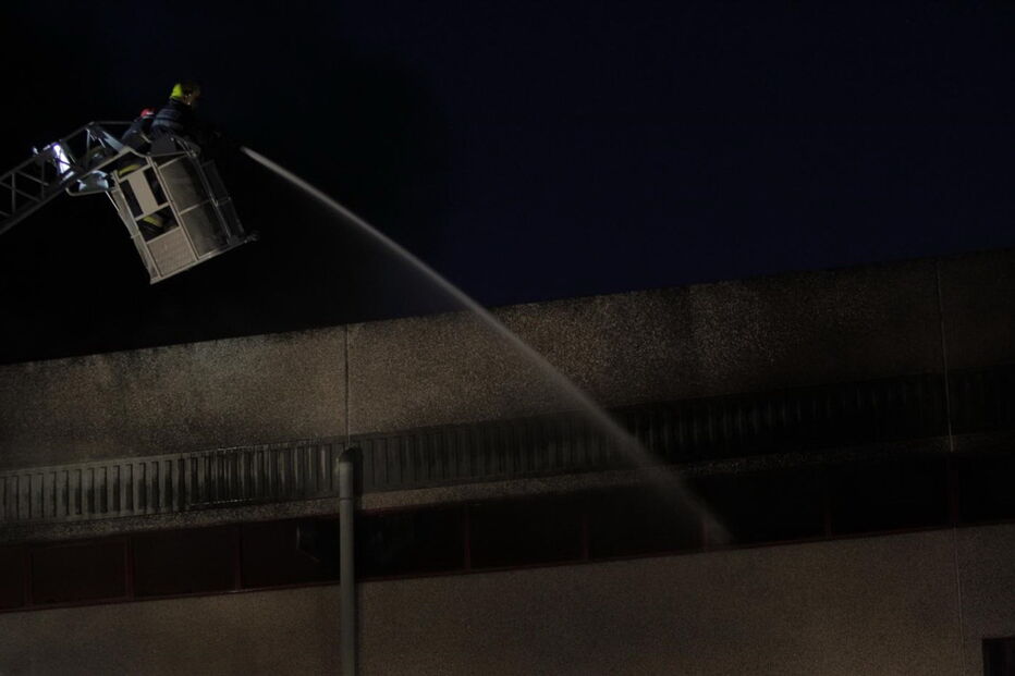 Incêndio destrói armazém comercial