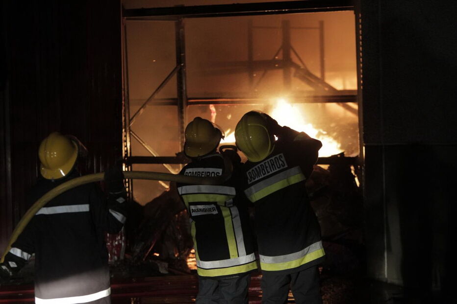 Incêndio destrói armazém comercial