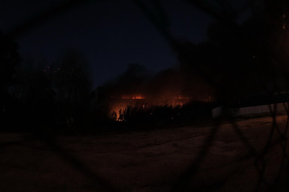 Incêndio destrói armazém comercial