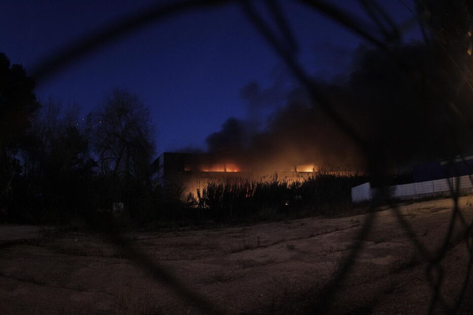 Incêndio destrói armazém comercial