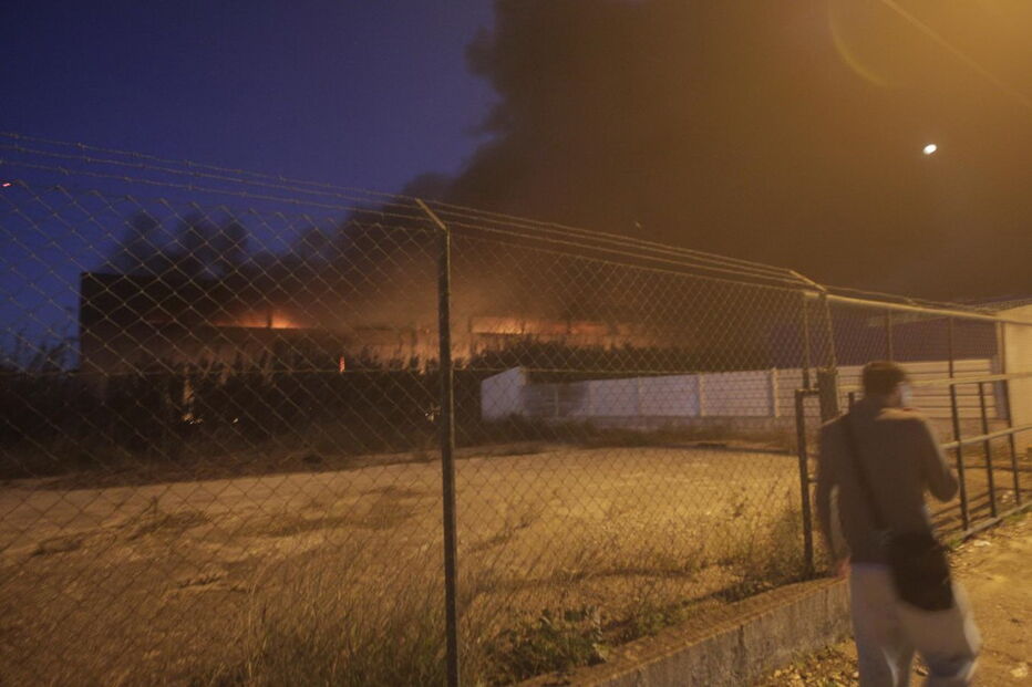 Incêndio destrói armazém comercial