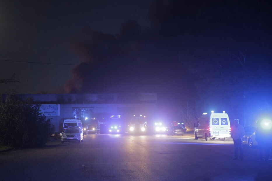 Incêndio destrói armazém comercial