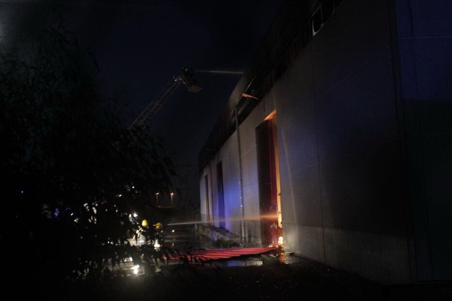 Incêndio destrói armazém comercial