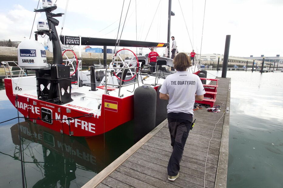 Cada veleiro passa por um processo de reconstrução e reequipamento que demora 15 semanas
