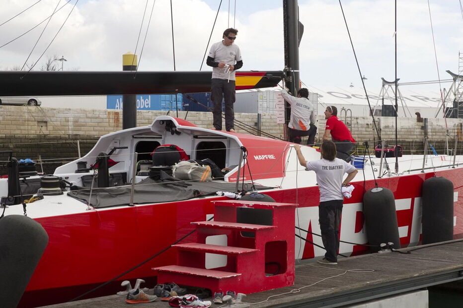 Cada veleiro passa por um processo de reconstrução e reequipamento que demora 15 semanas