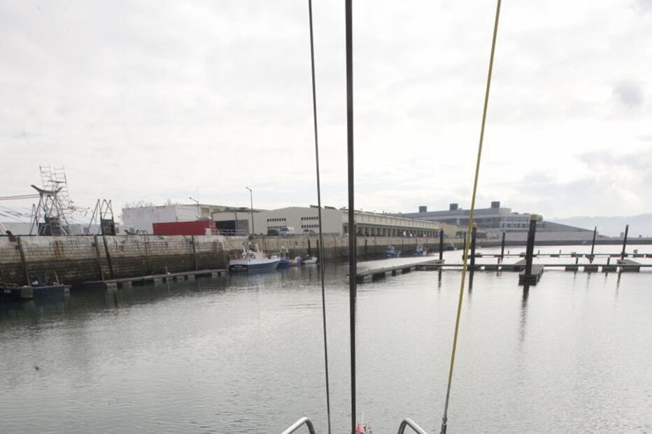 Cada veleiro passa por um processo de reconstrução e reequipamento que demora 15 semanas