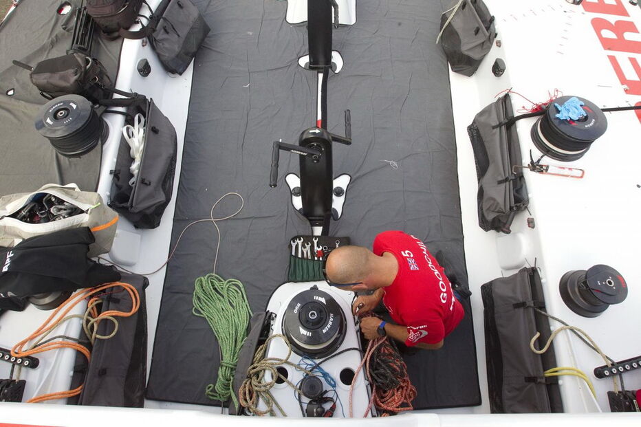 Cada veleiro passa por um processo de reconstrução e reequipamento que demora 15 semanas