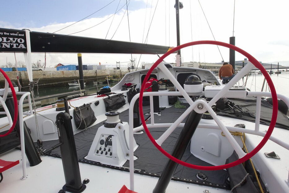 Cada veleiro passa por um processo de reconstrução e reequipamento que demora 15 semanas