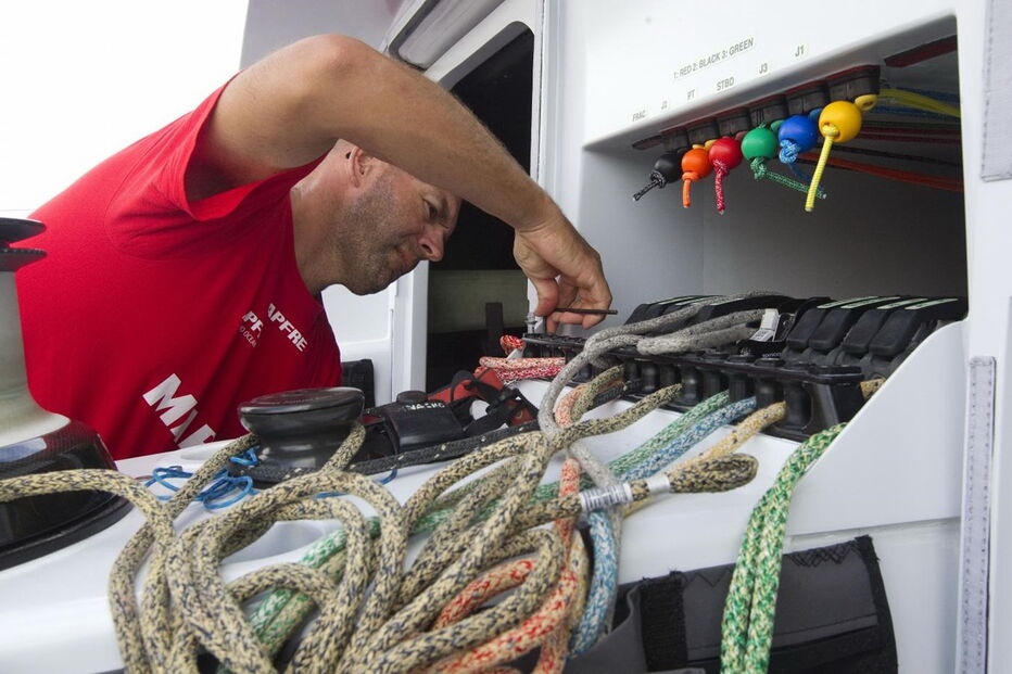 Cada veleiro passa por um processo de reconstrução e reequipamento que demora 15 semanas