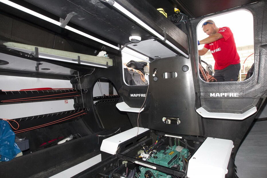 Cada veleiro passa por um processo de reconstrução e reequipamento que demora 15 semanas