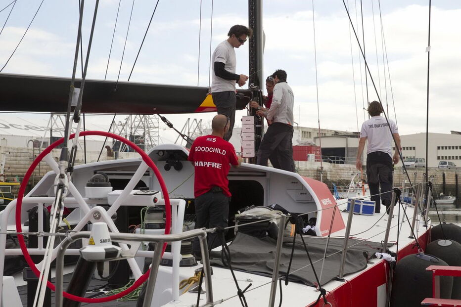 Cada veleiro passa por um processo de reconstrução e reequipamento que demora 15 semanas