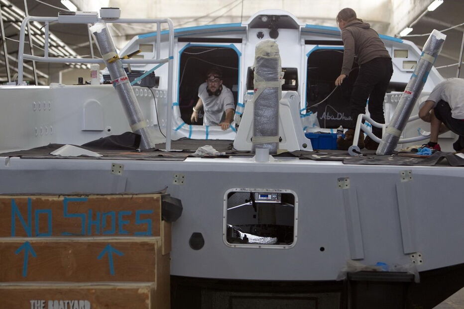 Cada veleiro passa por um processo de reconstrução e reequipamento que demora 15 semanas