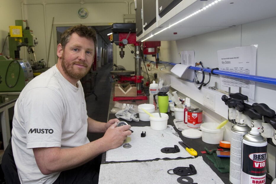 Cada veleiro passa por um processo de reconstrução e reequipamento que demora 15 semanas