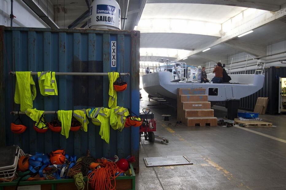 Cada veleiro passa por um processo de reconstrução e reequipamento que demora 15 semanas