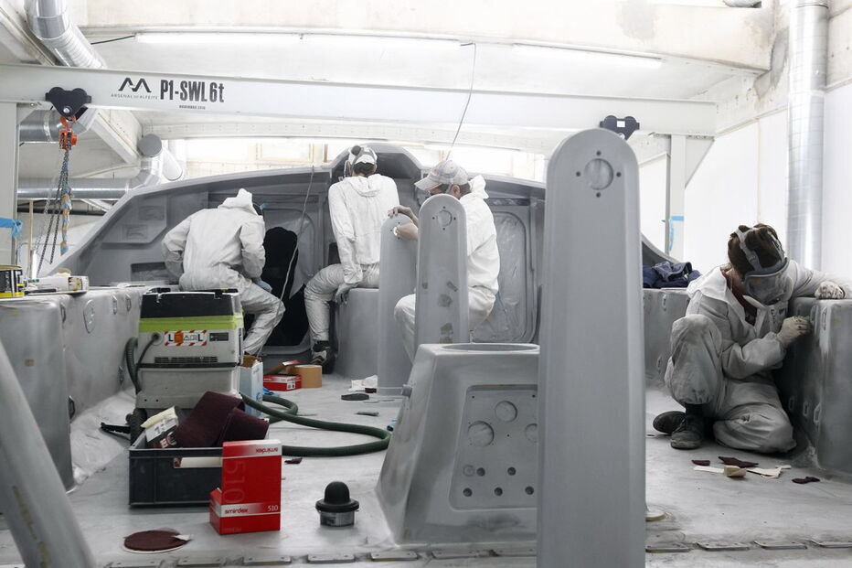 Cada veleiro passa por um processo de reconstrução e reequipamento que demora 15 semanas