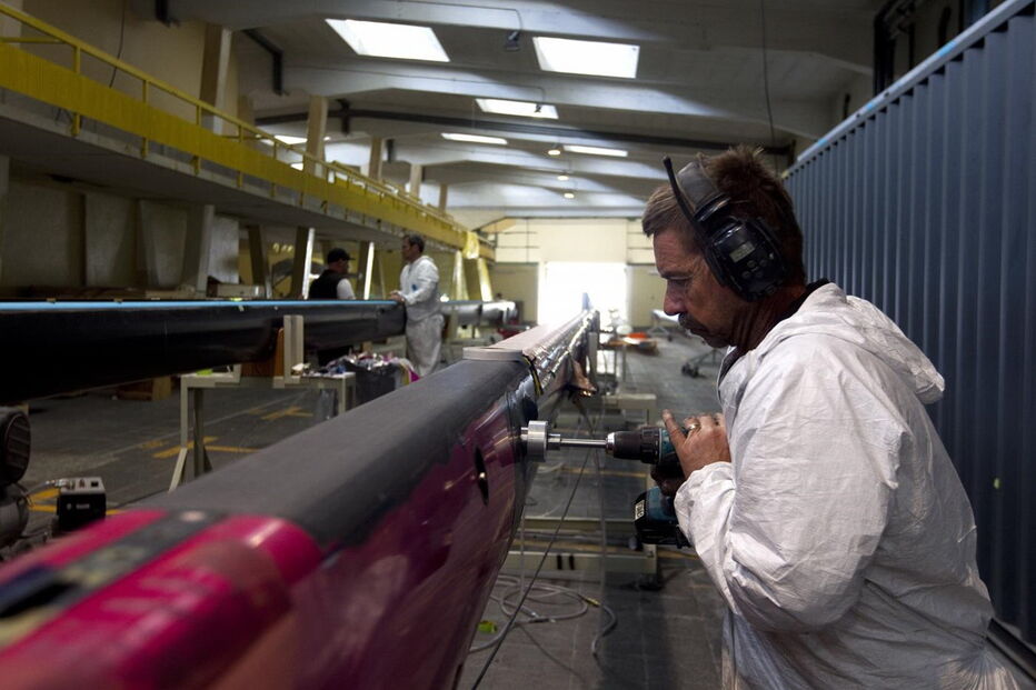 Cada veleiro passa por um processo de reconstrução e reequipamento que demora 15 semanas