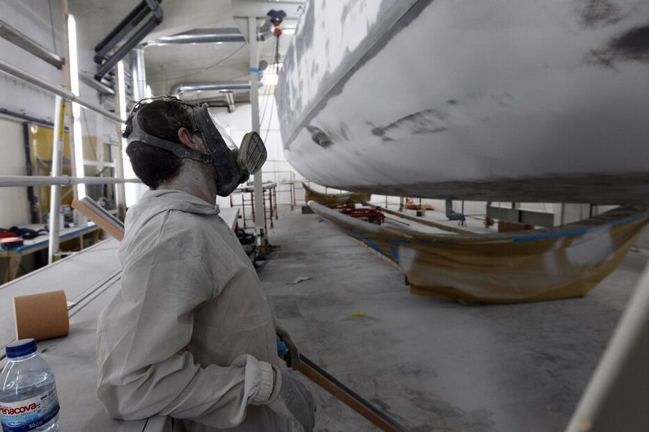 Cada veleiro passa por um processo de reconstrução e reequipamento que demora 15 semanas