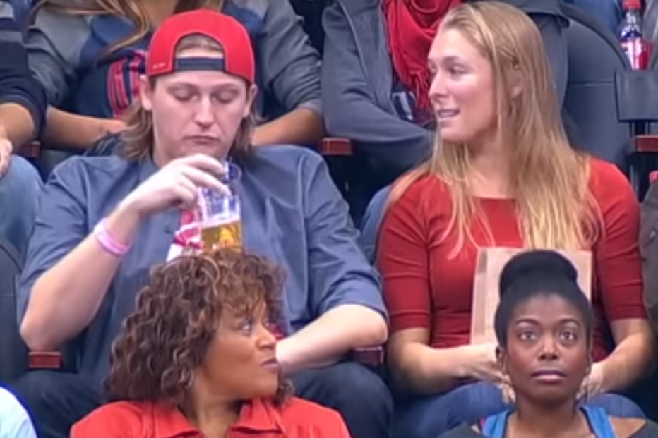 Vinga-se do namorado e beija um desconhecido à frente deste 