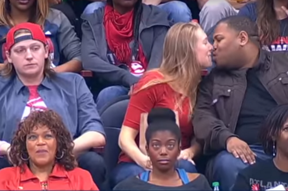 Vinga-se do namorado e beija um desconhecido à frente deste 